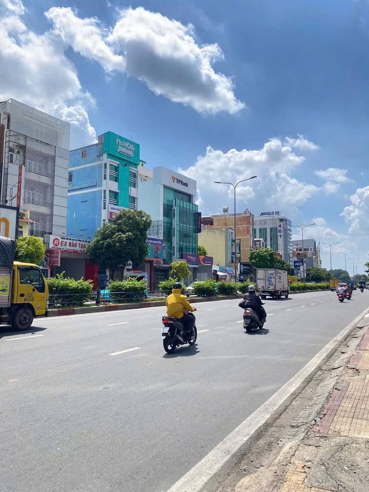 Tòa Nhà Mặt Tiền Cộng Hòa 11m x 27m², 110 Tỷ - Kinh Doanh Đỉnh Cao