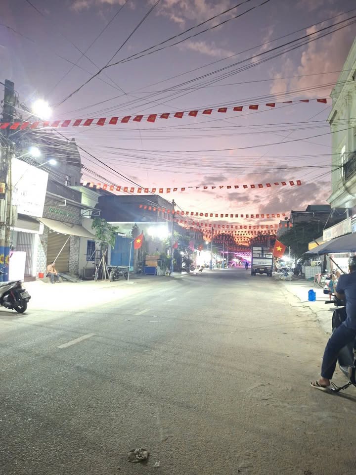 Dãy trọ 22 phòng + 2 ki-ốt tại KDC Việt Sing 350m² giá chỉ 11.9 tỷ - Đầu tư sinh lời hấp dẫn!