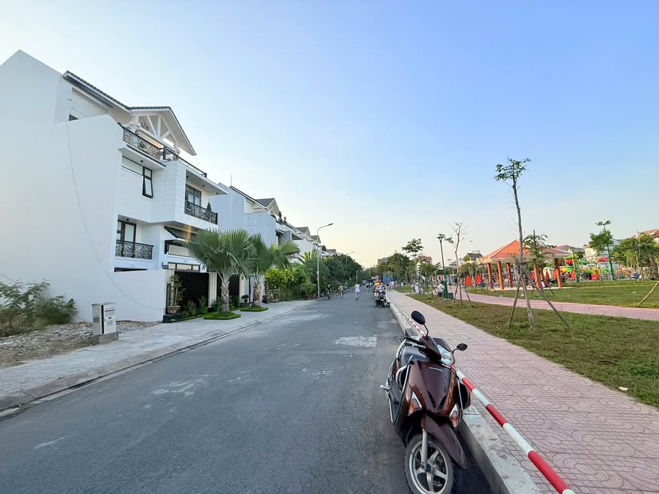 Đất nền KDC Gia Hoà, Phước Long B, 200m² giá 17 tỷ - Đối diện công viên xanh mát!