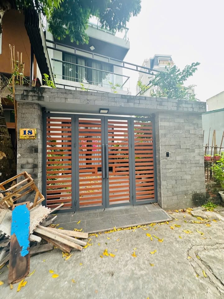 Nhà 3 tầng tại Hạ Long 64m² giá 5.6 tỷ - Cổng ô tô đỗ cửa