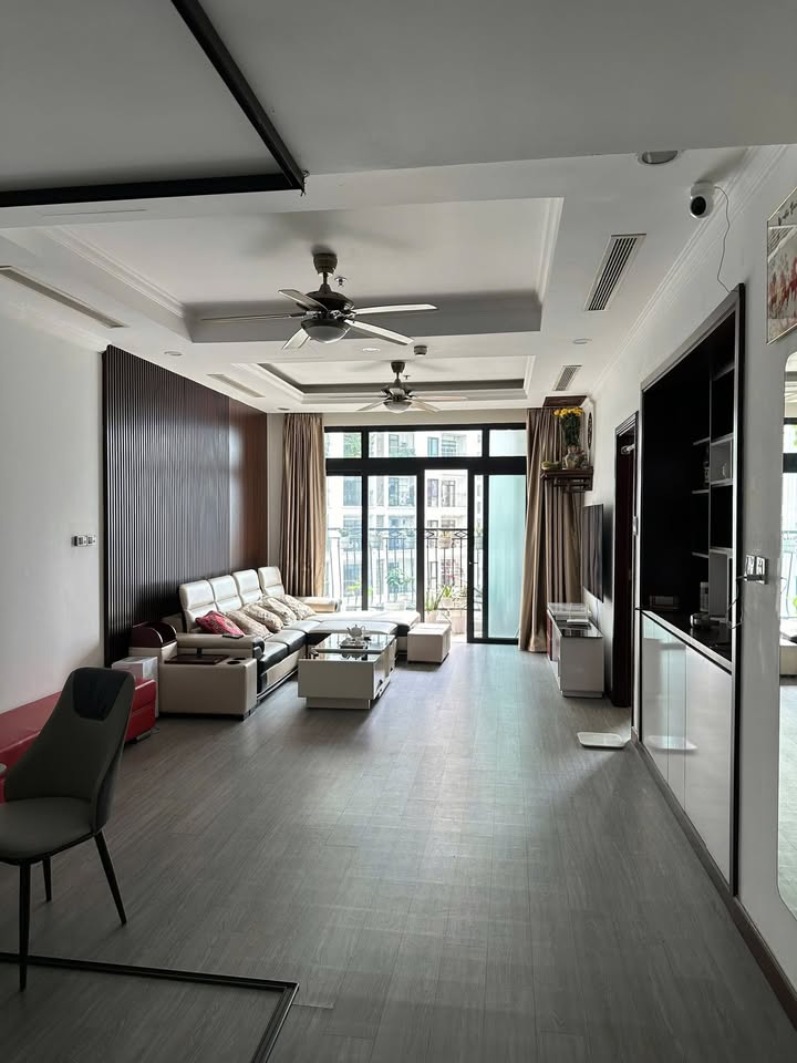 Căn hộ Royal City Thượng Đình 100m² giá 13 tỷ - Hướng Đông Bắc, tiện nghi đầy đủ!