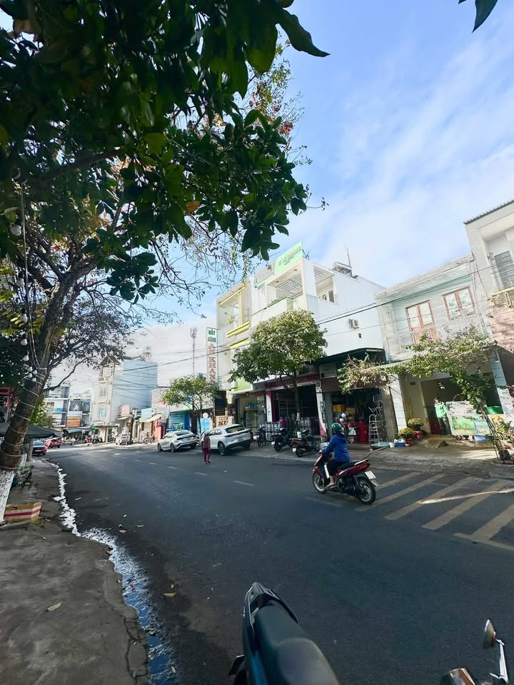 Nhà 2 mặt tiền Nguyễn Viết Xuân 114m² giá 12.2 tỷ - Kinh doanh thuận lợi!