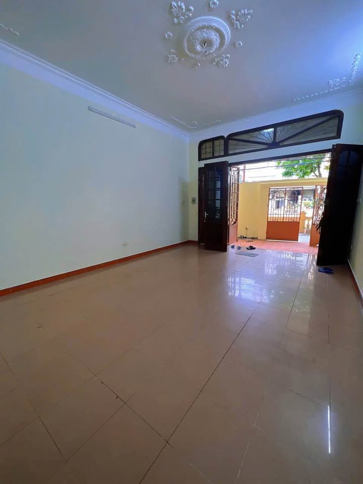 Nhà Hoàng Quốc Việt, Cầu Giấy 100m² giá 30.5 tỷ - Kinh doanh tốt, view hồ tuyệt đẹp!