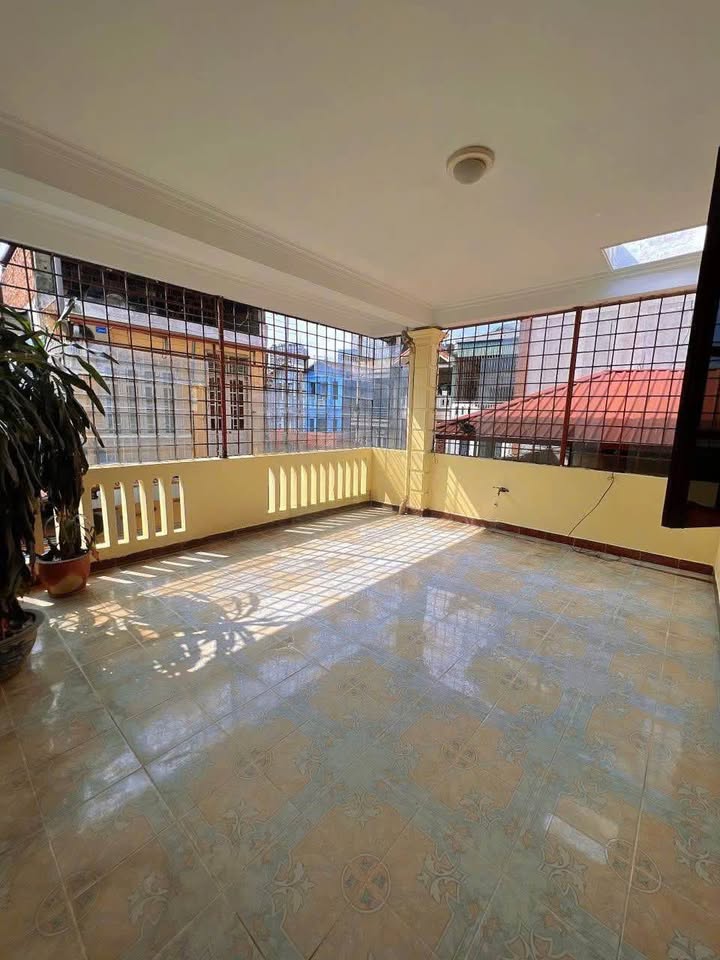 Nhà phố Hoàng Quốc Việt, 100m² giá 30.5 tỷ - Kinh doanh thuận lợi!