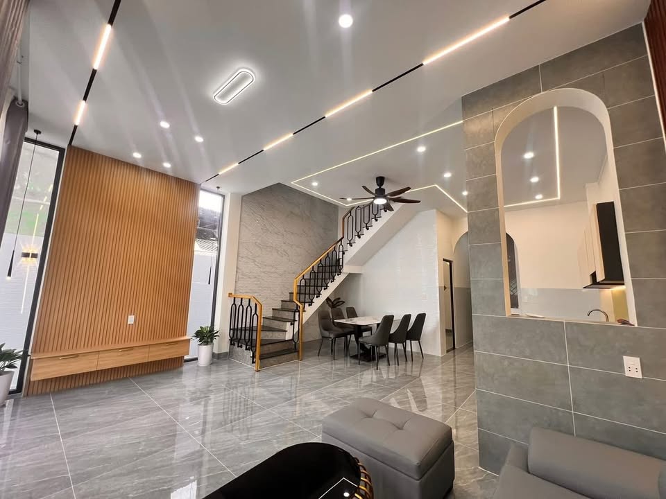 Nhà Lầu Hiện Đại Khu Trung Tâm Long Hoa 55m² giá 1.99 tỷ - Sẵn sàng vào ở!