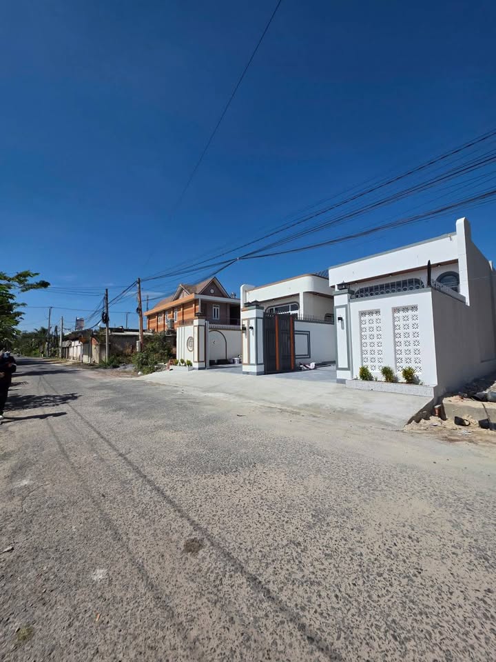 Nhà sinh đôi tại Phường Long Hoa, Tây Ninh 132m² giá 1.59 tỷ - Thiết kế hiện đại, tiện ích đầy đủ!