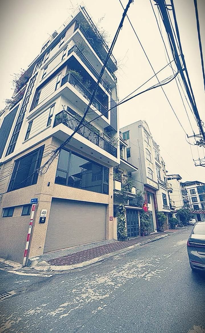 Nhà mặt phố Hoàng Quốc Việt, Cầu Giấy 57m² giá 21 tỷ - Lô góc kinh doanh đa mô hình!