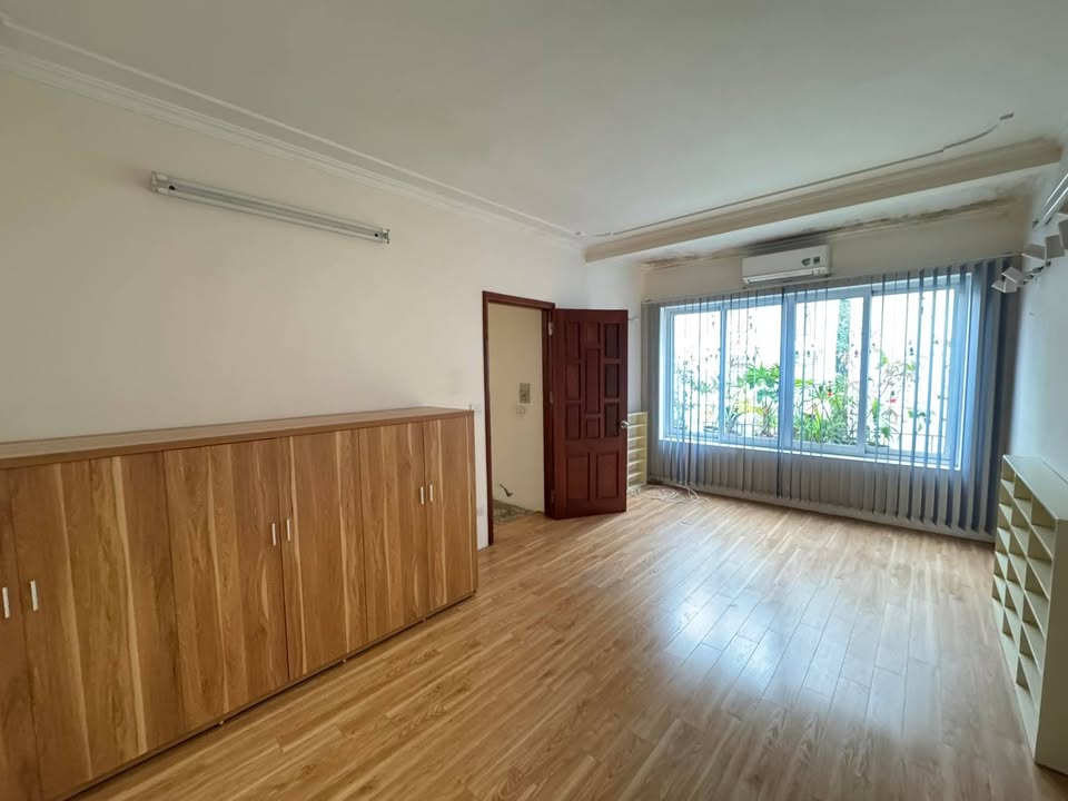 Nhà mặt phố Đê La Thành 37m² giá 8.86 tỷ - Đầu tư sinh lời ngay!