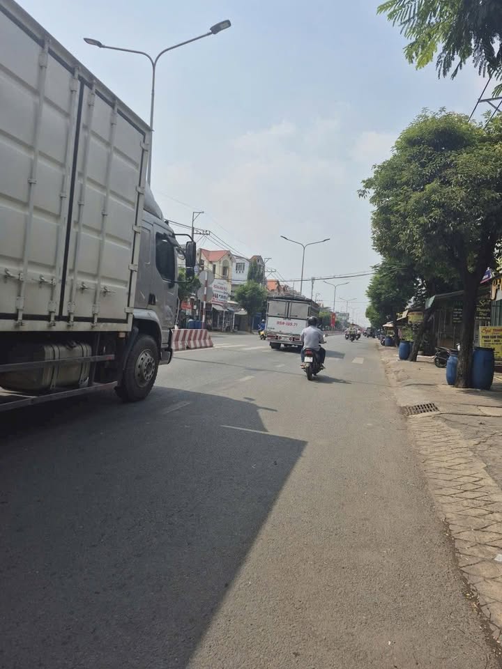 Mặt tiền FrontHouse DT743 gần Vincom Dĩ An 210m² giá 9.95 tỷ - Đầu tư sinh lời lý tưởng!