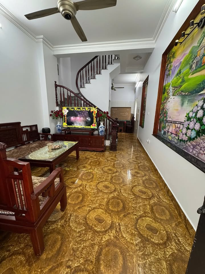 Nhà 2 tầng Làng Tỷ Phú Đông Kỵ 42m² giá 2,4 tỷ - Tiện lợi gần chợ!