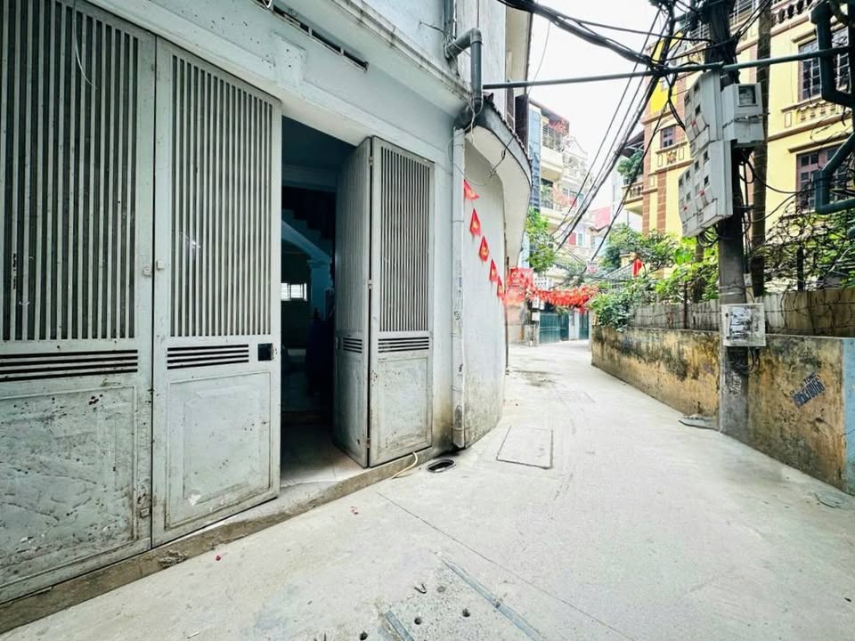 Nhà phố Lạc Long Quân, Cầu Giấy 40m² giá 11.1 tỷ - Ô tô lùi cửa, dân trí cao!