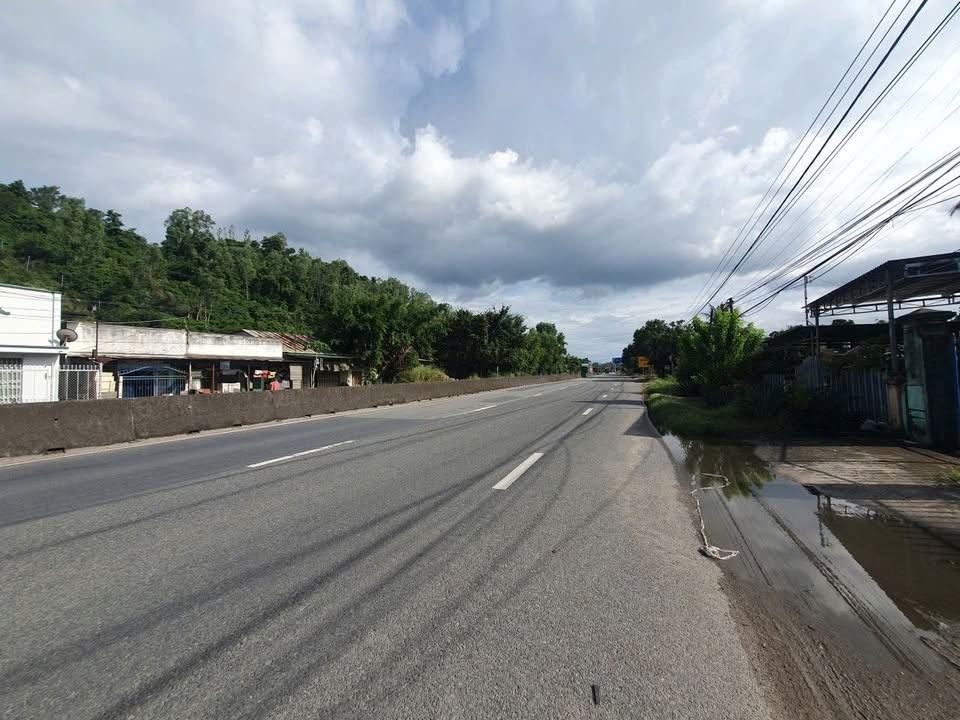 Warehouse trên Quốc lộ 1A Vĩnh Phương 1200m² giá 14 tỷ - Diện tích rộng, thuận tiện kinh doanh!