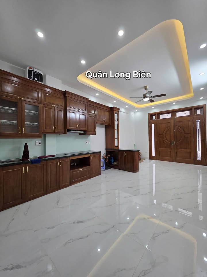 Nhà riêng 6 tầng Giang Biên 36m² giá 8 tỷ - Sổ đỏ chính chủ, nội thất đầy đủ!