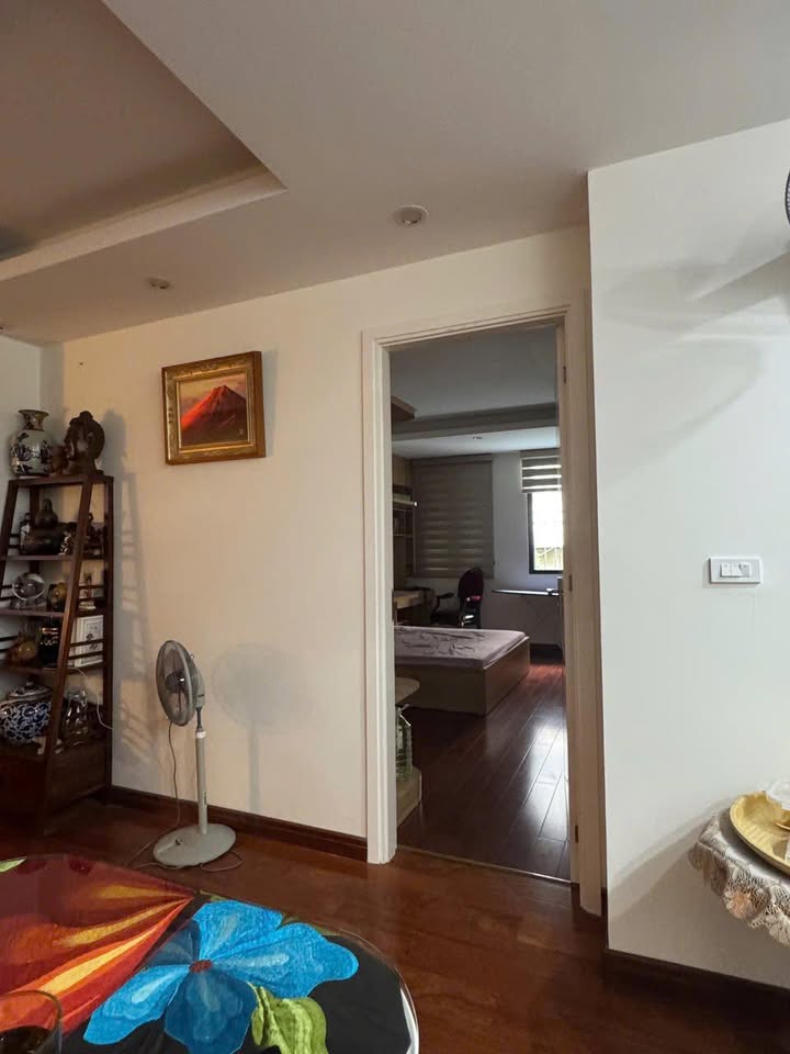 Căn hộ tập thể Hàng Bồ, Quận Hoàn Kiếm 80m² - Sổ đỏ chính chủ, cách hồ Gươm chỉ 30 bước chân!