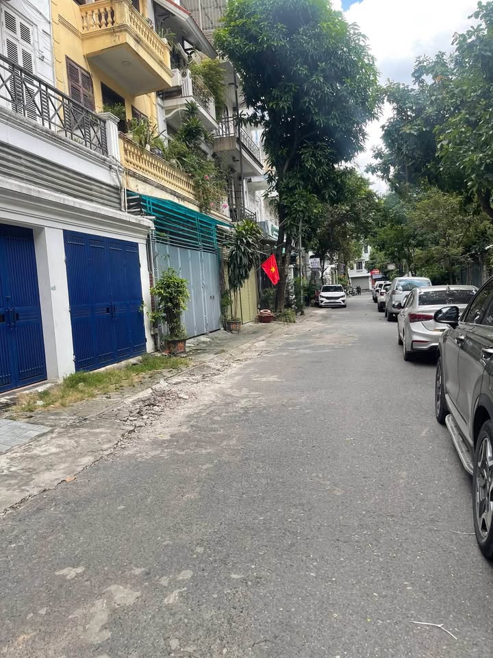 Nhà Mặt Phố Nguyễn Bá Khoản Cầu Giấy 105.6m² - Vỉa Hè Rộng, View Vườn Hoa