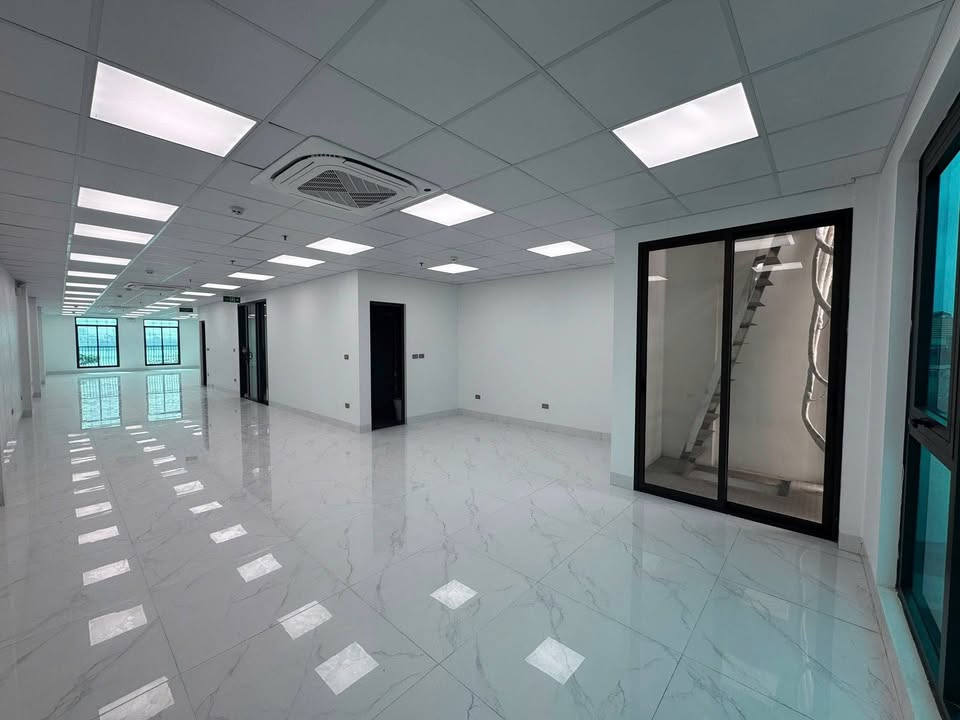 Văn phòng cho thuê Đường Lạc Long Quân, Tây Hồ 142m² - Mặt phố sầm uất dễ dàng tiếp cận!