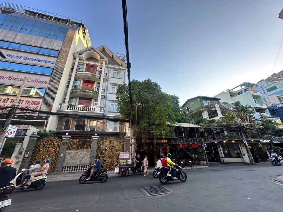 Bán nhà góc 2 mặt tiền Nguyễn Trọng Tuyển, Phú Nhuận, 153m² - Kinh doanh sầm uất!