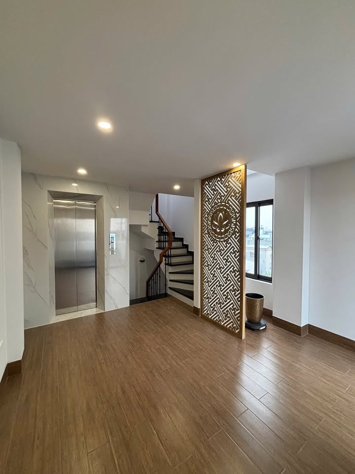 Nhà 7 tầng Ngọc Thụy 33m² giá 9 tỷ - Sẵn sàng vào ở ngay!