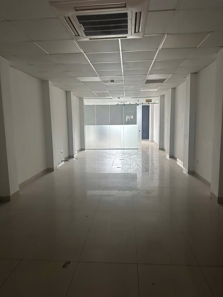 Văn phòng cho thuê Khuất Duy Tiến 100m² giá 12 triệu - Vị trí thuận lợi!