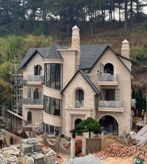 Villa 300m² Đà Lạt - Kiến Trúc Âu Sang Trọng, View Rừng Thông