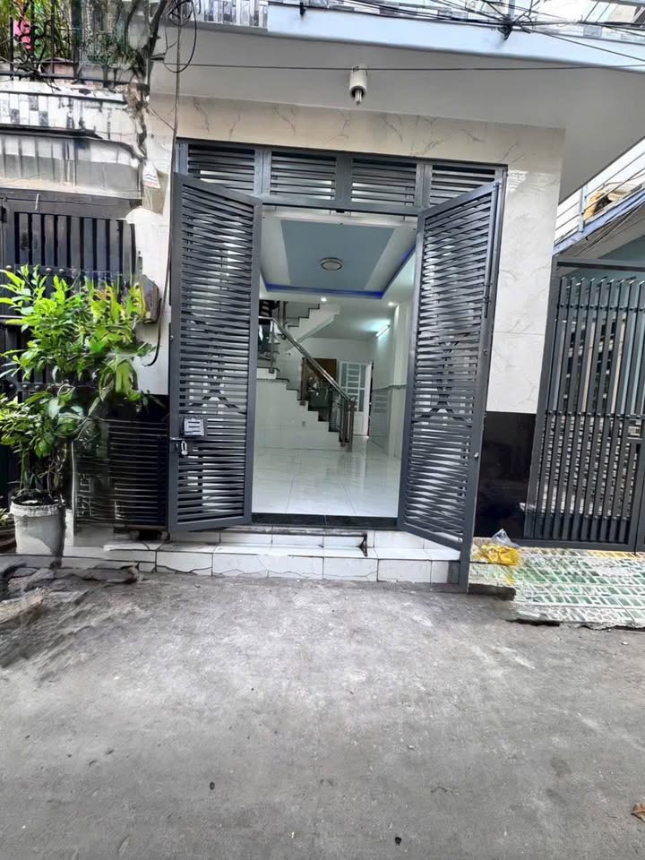 Nhà bán hẻm đường Phạm Hùng, Bình Chánh 28m² - Giá chỉ 2.15 tỷ!