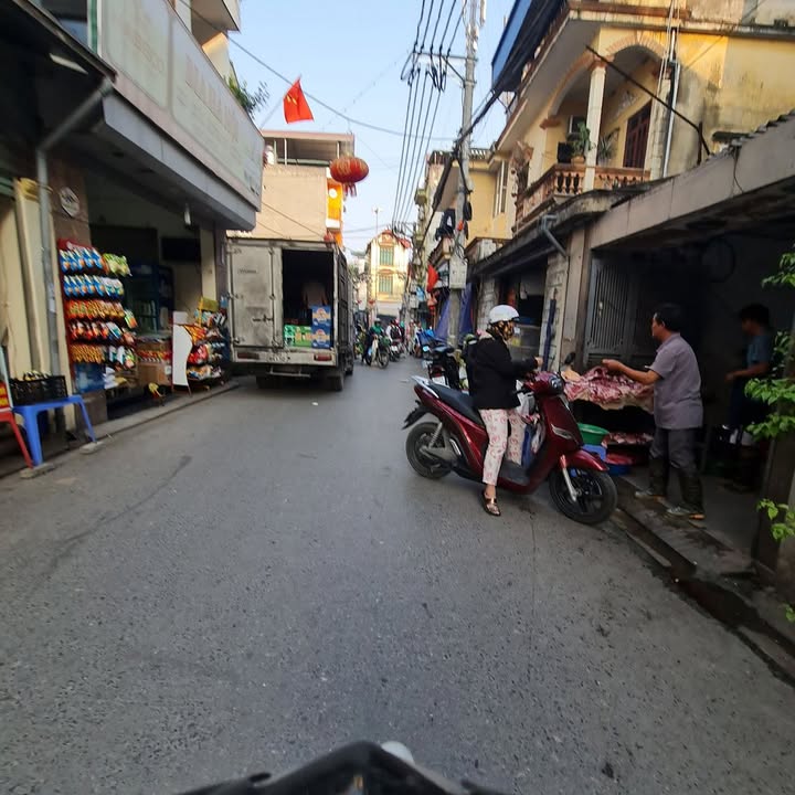 Nhà bán gấp Đông Dư, Gia Lâm 111m² giá chỉ 11 tỷ - Sổ đỏ sẵn sàng!