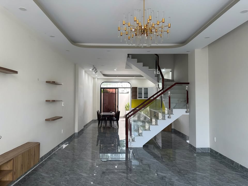 Nhà phố 3 tầng mặt tiền ĐT743A, Dĩ An, 128m² giá 8.9 tỷ - Đầu tư sinh lời ngay!