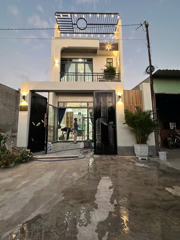 Nhà 2 tầng tại Đức Hòa 70m² giá 1.8 tỷ - Thiết kế hiện đại, không gian thoáng đãng!