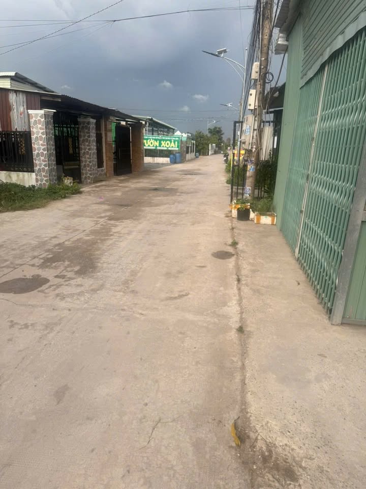 Nhà 1 lầu 4 phòng ngủ tại Ấp Bình Tả 2, Đức Hòa Hạ - Giá 3 tỷ, sổ đỏ chính chủ!