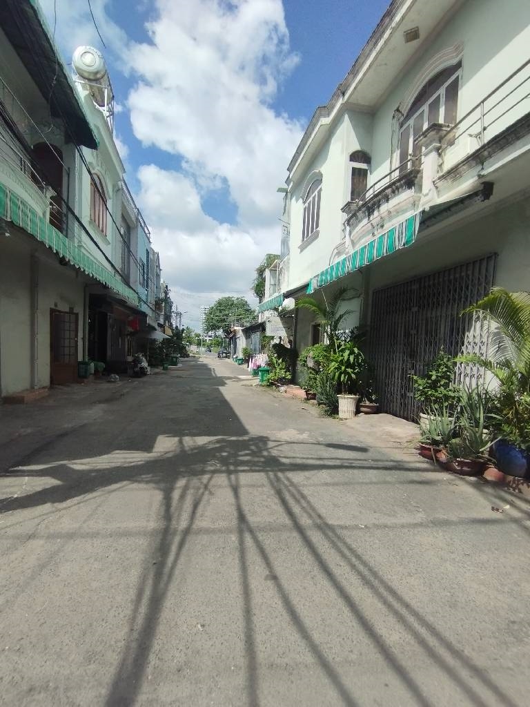 Nhà 2 tầng hẻm ô tô Phan Văn Hớn 52m² giá 5,2 tỷ - Tiện ích đầy đủ!