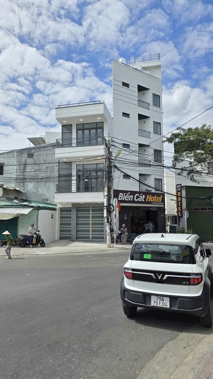Bán nhà 3 tầng ngay vòng xoay đường số 13, Lê Hồng Phong, Nha Trang - 15.5 tỷ!