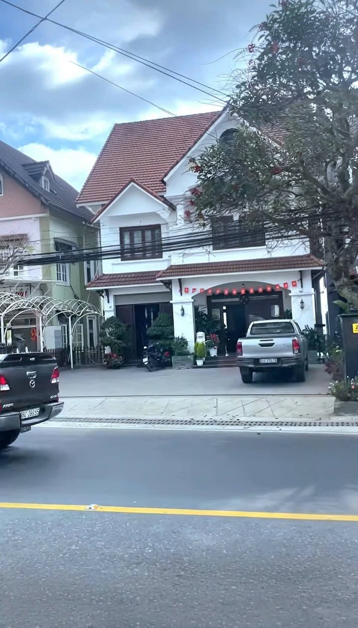 Bán Khách Sạn Mặt Tiền Đà Lạt 250m² - 23.5 Tỷ, View Rừng Thông