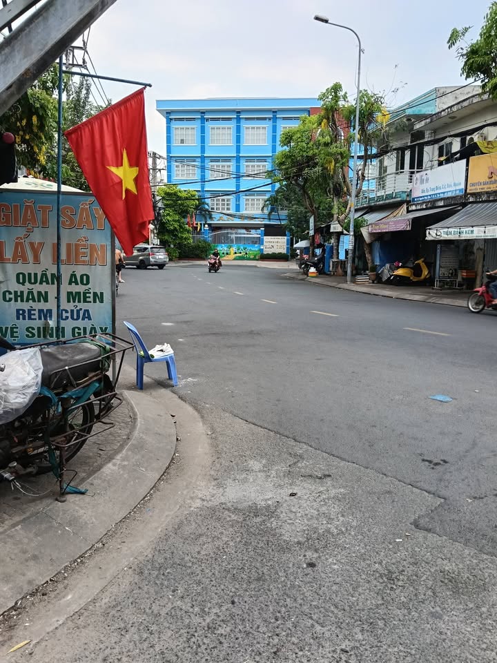 Nhà phố 64 Nguyễn Phúc Chu 57m² giá 5.6 tỷ - Khu dân cư an ninh, tiện ích đầy đủ!