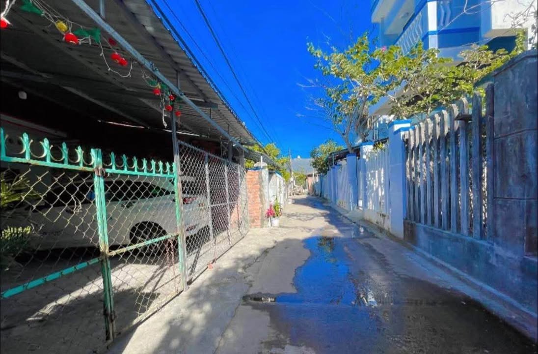 Nhà cấp 4 hẻm ô tô đường Mậu Thân, 140m² giá 2.1 tỷ - Không ngập lụt, gần chợ và trường học!