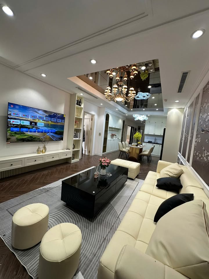 Cho thuê căn hộ Royal City 132m² - Hướng Bắc, Full Nội Thất Cao Cấp