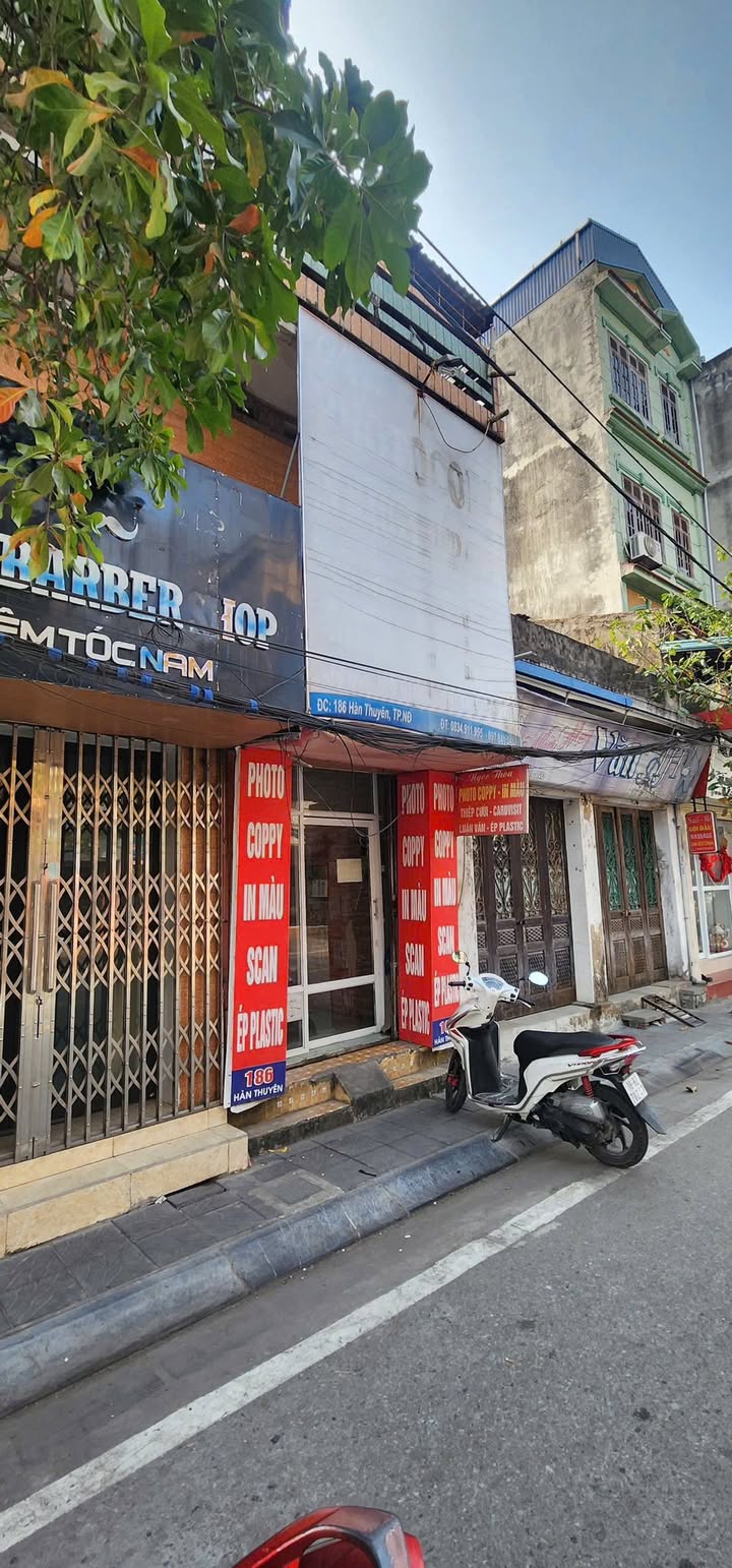 Nhà 2,5 tầng mặt đường Hàn Thuyên, 22.8m² giá 1.8 tỷ - Vị trí đắc địa gần trường Đại học Điều dưỡng!