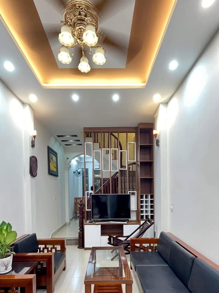Nhà phố Lĩnh Nam 45m² giá 4.8 tỷ - Sổ đỏ chính chủ, nở hậu