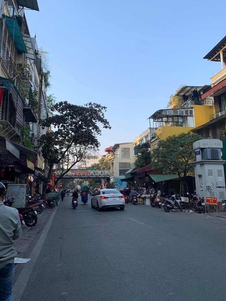 Nhà phố Hàng Giấy, Hoàn Kiếm 35m² giá 5.5 tỷ - Tiện ích đầy đủ, sẵn sàng ở ngay!