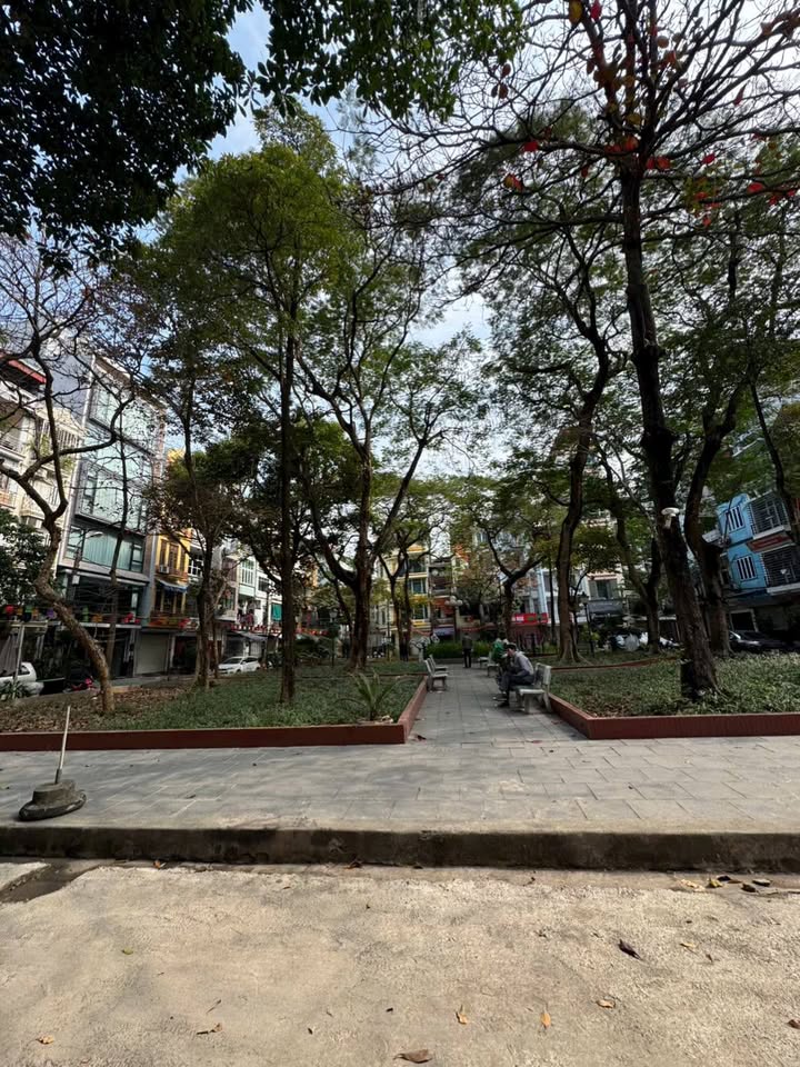 Nhà mặt phố Lĩnh Nam, 180m², giá thỏa thuận - Kinh doanh đa dạng!