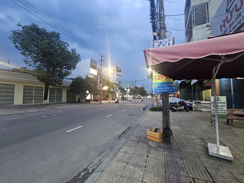 Bán nhà mặt tiền đường Phan Châu Trinh, Đà Nẵng 100m² giá 4,8 tỷ - Khu kinh doanh sầm uất!