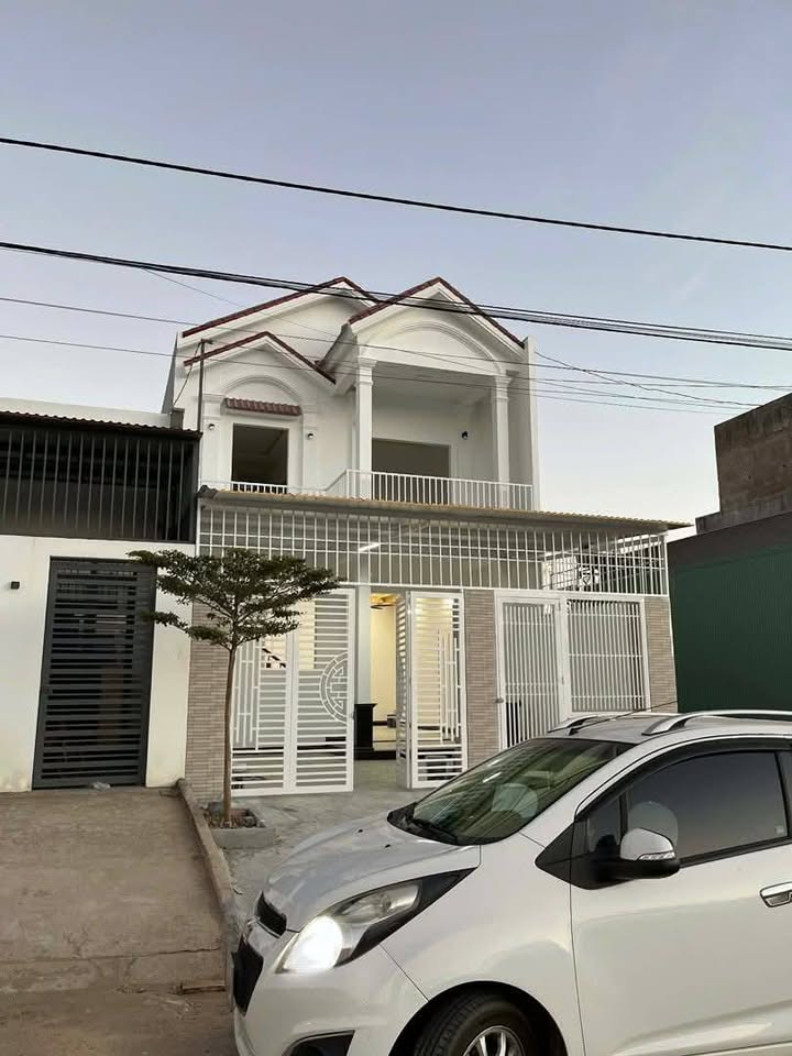 Nhà mặt tiền Đường Lê Trọng Tấn, Đắk Hà, 112m², Giá 2 tỷ - View đẹp, xây mới!