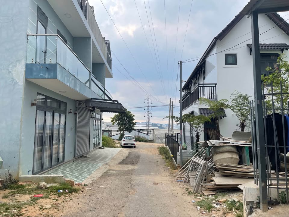 Nhà 3 tầng đường Nguyễn Hữu Cầu, Đà Lạt 67m² giá 3.5 tỷ - Khu dân cư đông đúc, tiện nghi