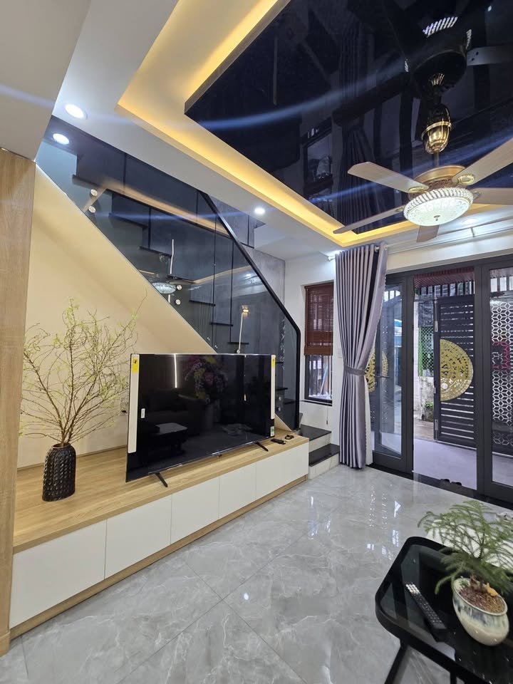 Nhà đẹp Hoàng Diệu 60m² giá 5 tỷ - Lô góc thoáng mát, đầy đủ tiện nghi!