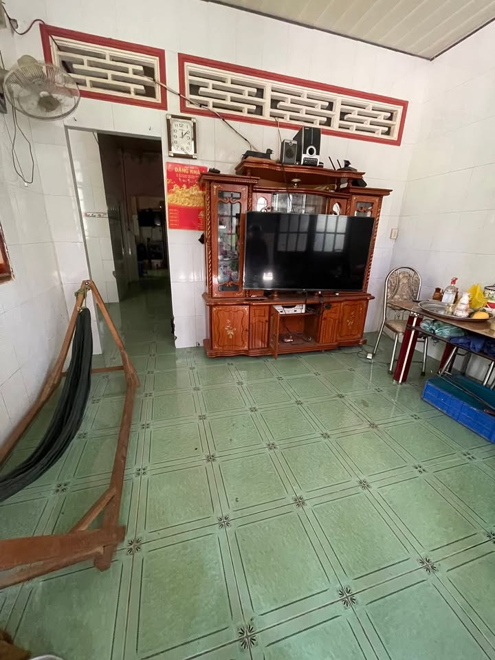 Nhà mặt tiền đường DT 148m² tại Long Định, Bình Đại - Giá chỉ 820 triệu!