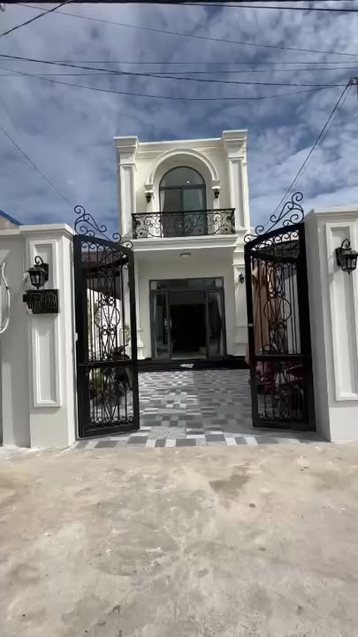 Nhà lầu 150m² hẻm 55 Nguyễn Văn Linh - Tân cổ điển, giá 2.585 tỷ VND - Chính chủ bán gấp!