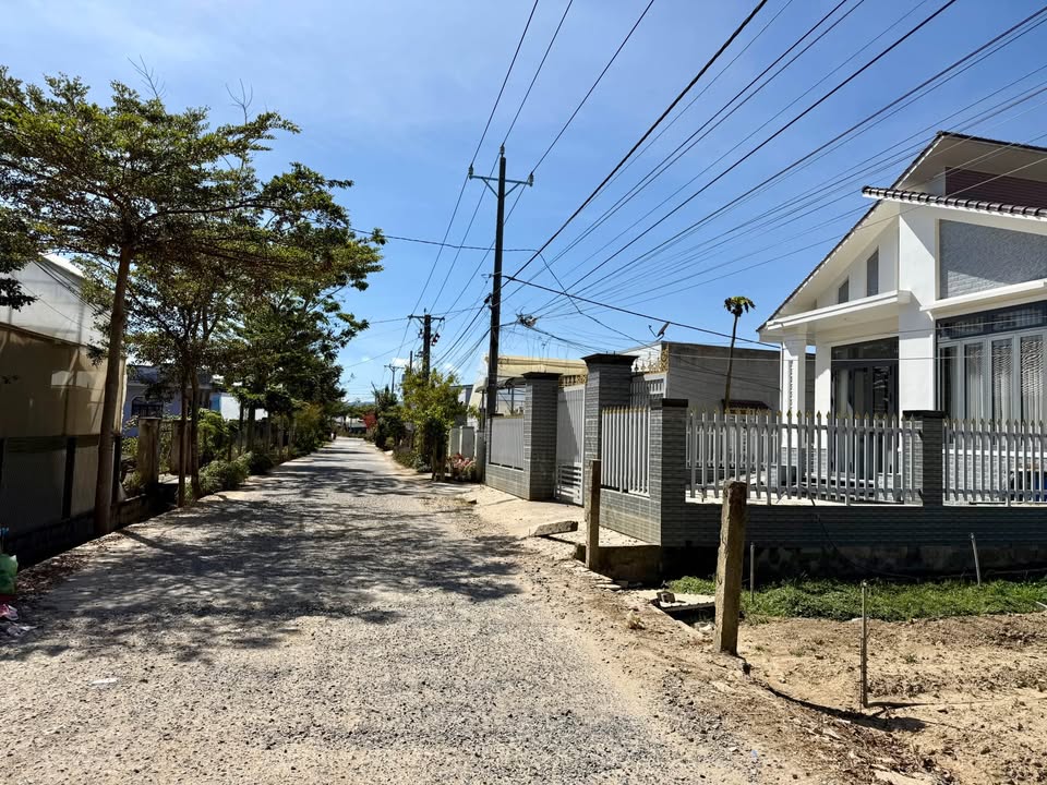 Đất thổ cư 175m² đường Nguyễn Văn Linh Dĩ An giá 1.4 tỷ - Vị trí đẹp, sổ hồng chính chủ!