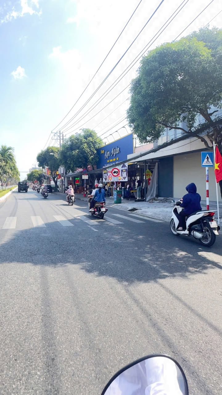 Nhà phố kinh doanh mặt đường Nguyễn Trung Trực, Rạch Giá 196m² giá 10 tỷ - Vị trí đắc địa, thu nhập ổn định!