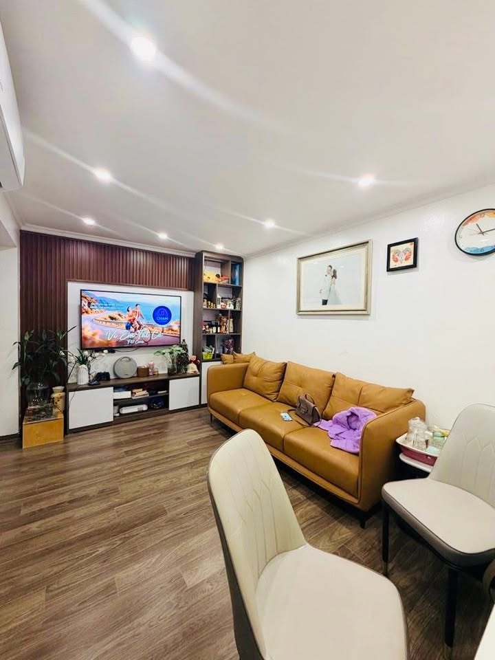 Căn hộ chung cư Huỳnh Thúc Kháng 90m² giá 6 tỷ - Thiết kế đẹp, ô tô đỗ chân cầu thang!