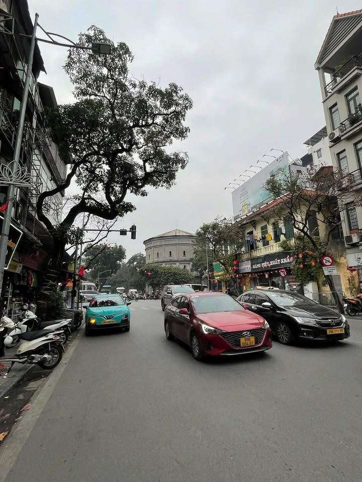 Bán nhà mặt phố Hàng Đậu, Quận Hoàn Kiếm, 77m² giá 64 tỷ - Vị trí đắc địa, kinh doanh sầm uất!