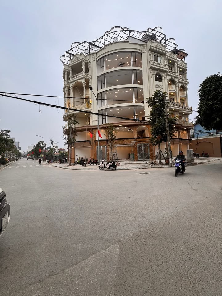 Bán tòa nhà FrontHouse 310m² tại phường Long Biên giá 108 tỷ - Lô góc thoáng mát